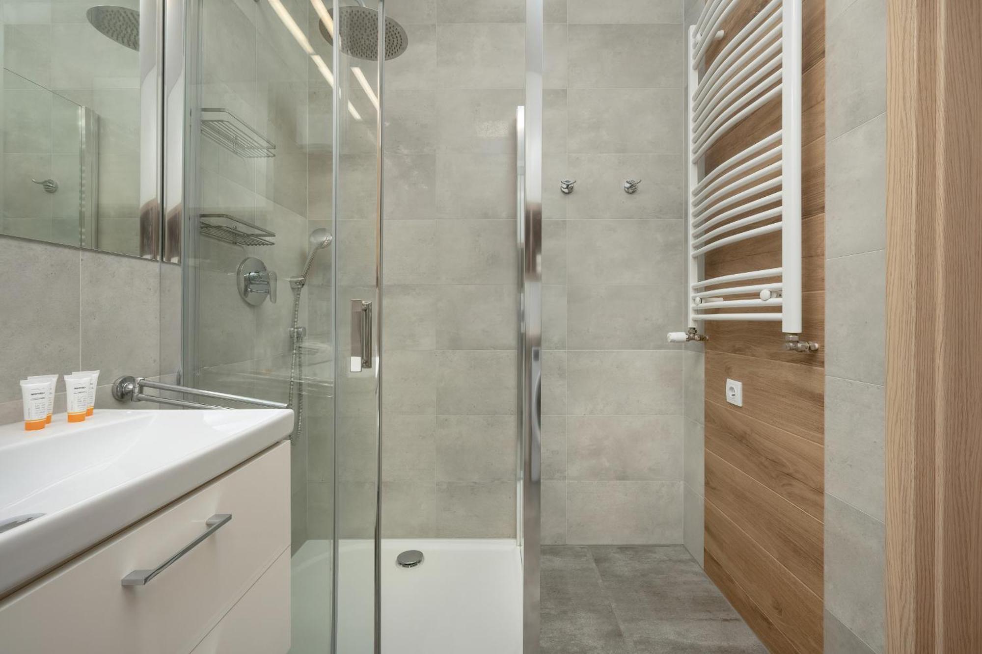 One Bedroom Apartment Nadodrze With Free Garage Wroclaw By Noclegi Renters Екстер'єр фото