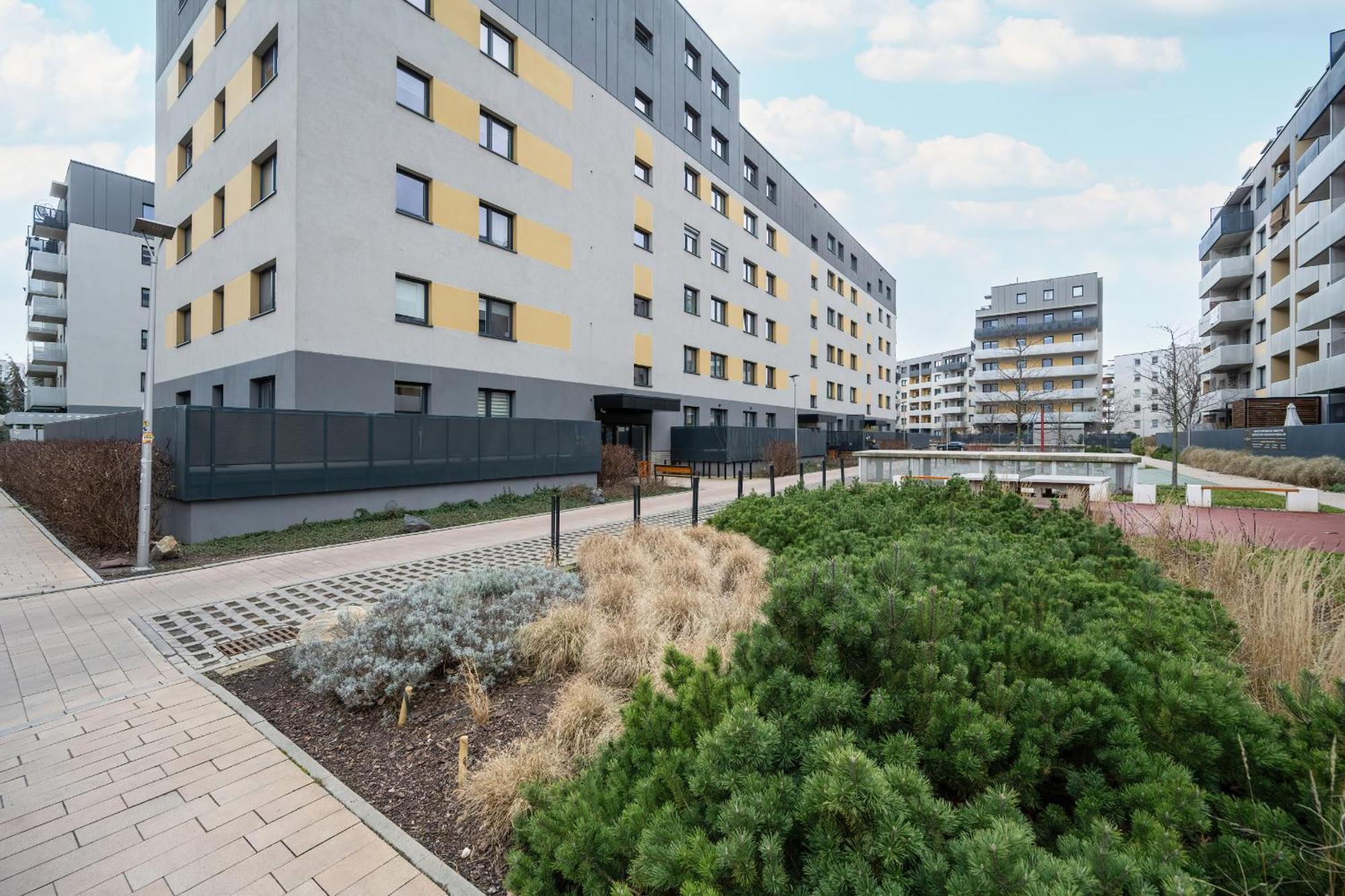 One Bedroom Apartment Nadodrze With Free Garage Wroclaw By Noclegi Renters Екстер'єр фото